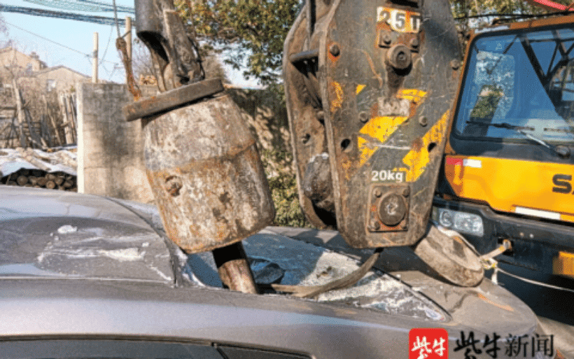 险！吊车吊钩没绑紧 戳穿轿车后挡风玻璃