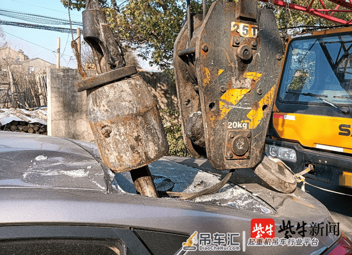 险!吊车吊钩没绑紧 戳穿轿车后挡风玻璃