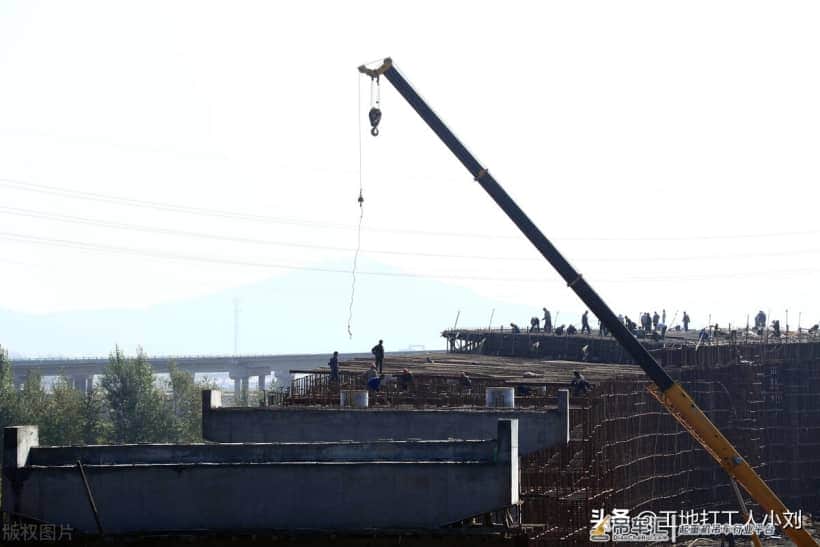 买一辆自重25吨的吊车干工地，需要多久才能回本？