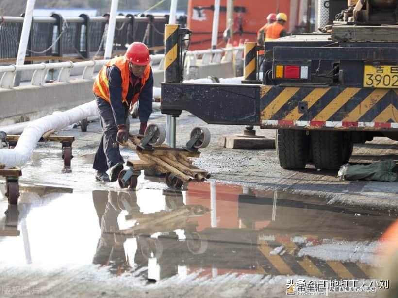 买一辆自重25吨的吊车干工地,需要多久才能回本?