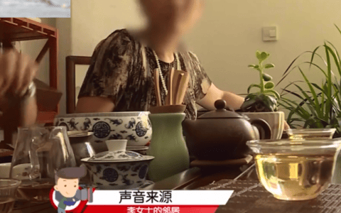 女车主帮忙指挥倒车反被骂，爱车被人连堵三天，吊车出动才取出来