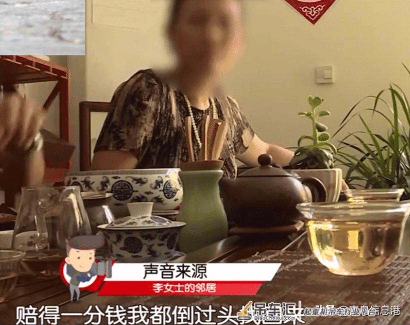 女车主帮忙指挥倒车反被骂，爱车被人连堵三天，吊车出动才取出来