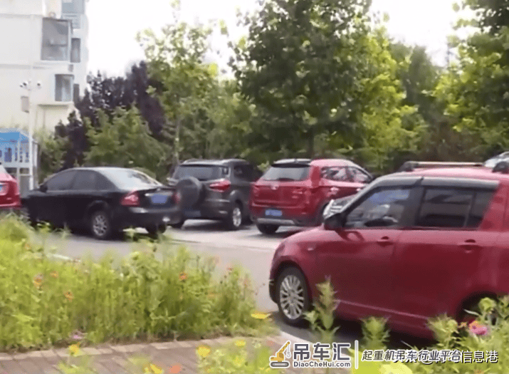 女车主帮忙指挥倒车反被骂,爱车被人连堵三天,吊车出动才取出来