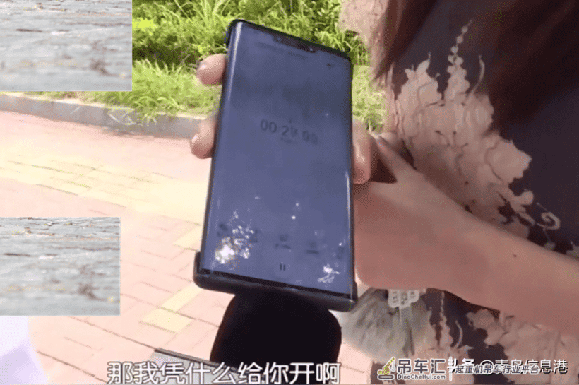 女车主帮忙指挥倒车反被骂,爱车被人连堵三天,吊车出动才取出来