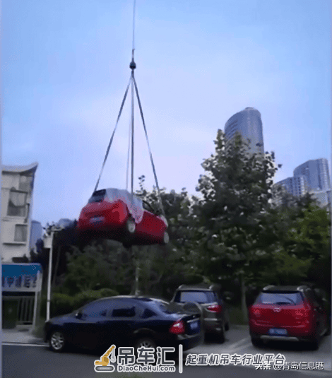 女车主帮忙指挥倒车反被骂,爱车被人连堵三天,吊车出动才取出来