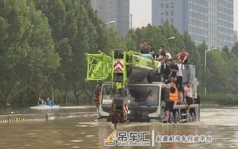90后吊车司机助力抗议免费消杀几十万平方,曾支援郑州岐伯山医院建设