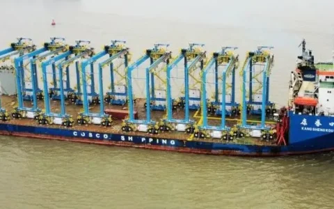 快看！8台轮胎门式起重机（RTG）自己“走”上大船去乘风破浪
