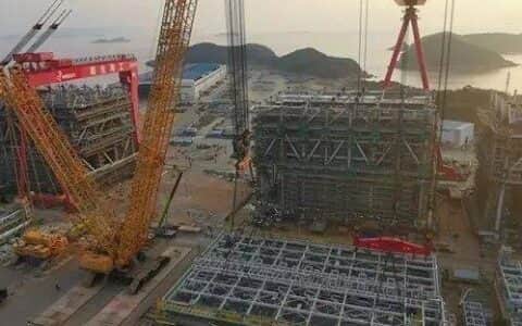 吊装新工艺 | 4000t履带吊带载行走80米！首次协作龙门吊，吊装1800余吨海工模块完美就位