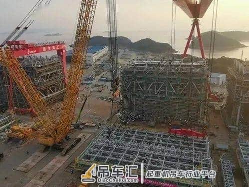 吊装新工艺 | 4000t履带吊带载行走80米！首次协作龙门吊，吊装1800余吨海工模块完美就位