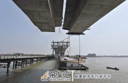 历时8小时!佛山龙翔大桥钢箱梁吊装到位