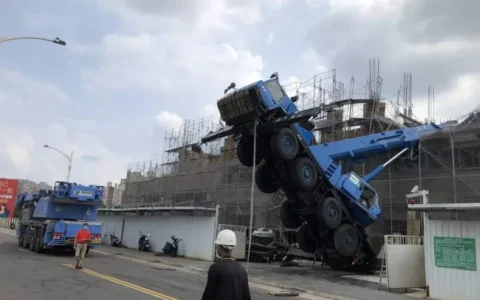 100t吊车支腿漏油，老板我先帮你报废了