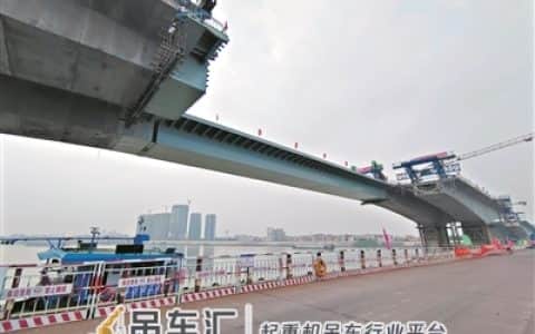 佛山龙翔大桥主航道桥顺利吊装75米钢箱梁