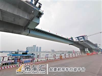 佛山龙翔大桥主航道桥顺利吊装75米钢箱梁