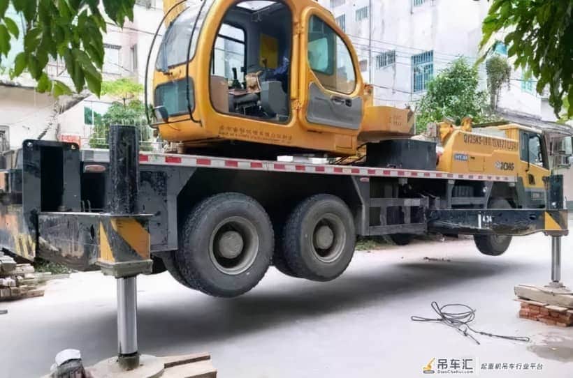 在下吊不稳,人称支不平,敢问阁下是?