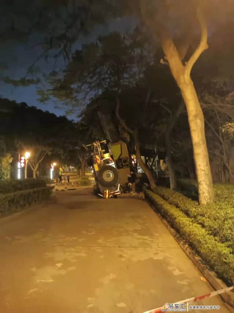 130吨吊车,深夜惨遭切割大臂,咋回事?