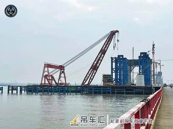 江苏蛟龙“秦航工88”助力常泰长江大桥 吊装世界最大回转塔式起重机