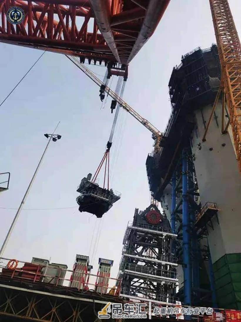 江苏蛟龙“秦航工88”助力常泰长江大桥 吊装世界最大回转塔式起重机