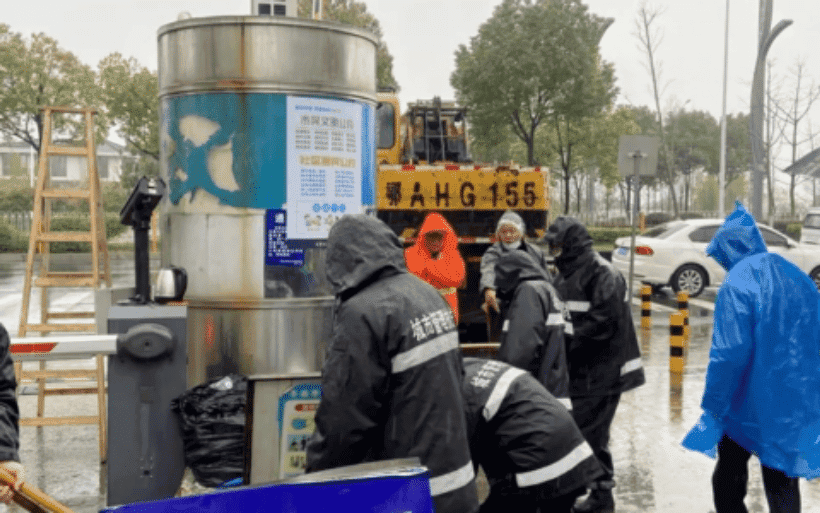 金银湖某小区外公共区域私设停车场收费！