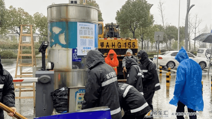 金银湖某小区外公共区域私设停车场收费！