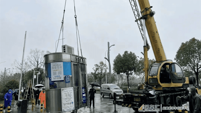 金银湖某小区外公共区域私设停车场收费!