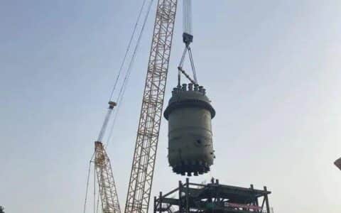 快讯 | 新疆美克化工四期BDO项目首台大件设备BYD反应器吊装成功