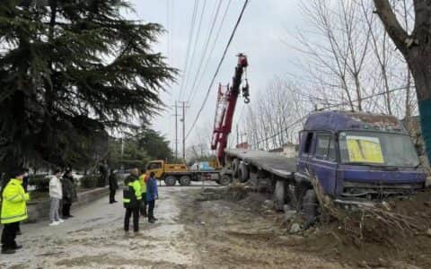 市城市管理执法局开展清理 “僵尸车”顽疾行动