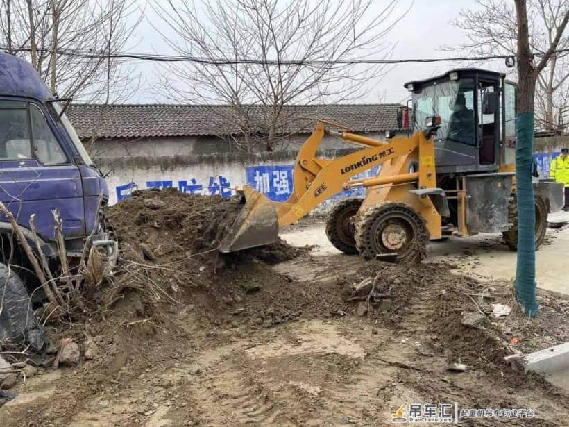 市城市管理执法局开展清理 “僵尸车”顽疾行动