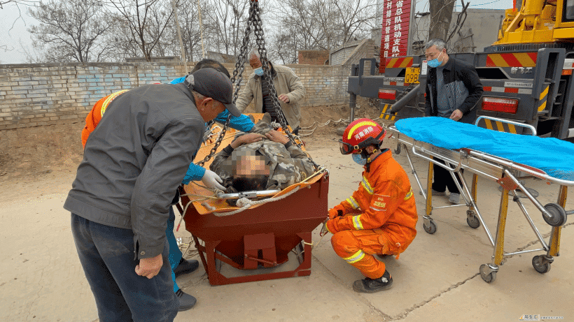 洛阳:工人伐木意外坠入40米深沟,调集长臂吊车才完成救援