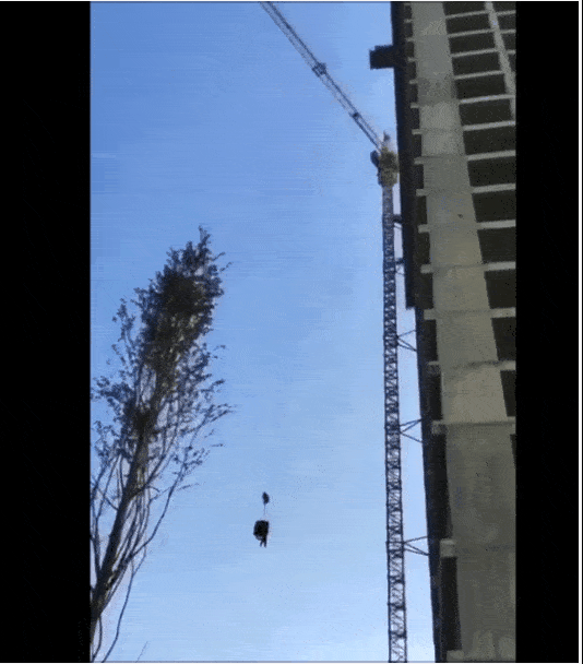 恐怖！又见吊装事故，工人被吊起，高空坠落！