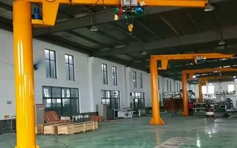 成华制造带你了解固定式悬臂吊的作业环境