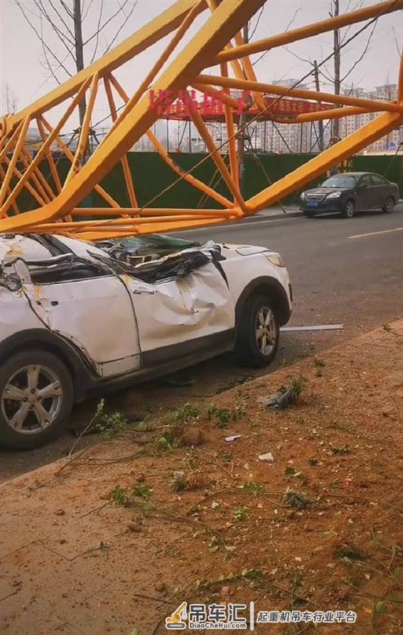 塔吊高空坠落砸瘪小汽车,目击者:车主刚下车躲过一劫