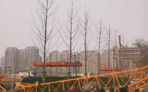 塔吊高空坠落砸瘪小汽车，目击者：车主刚下车躲过一劫
