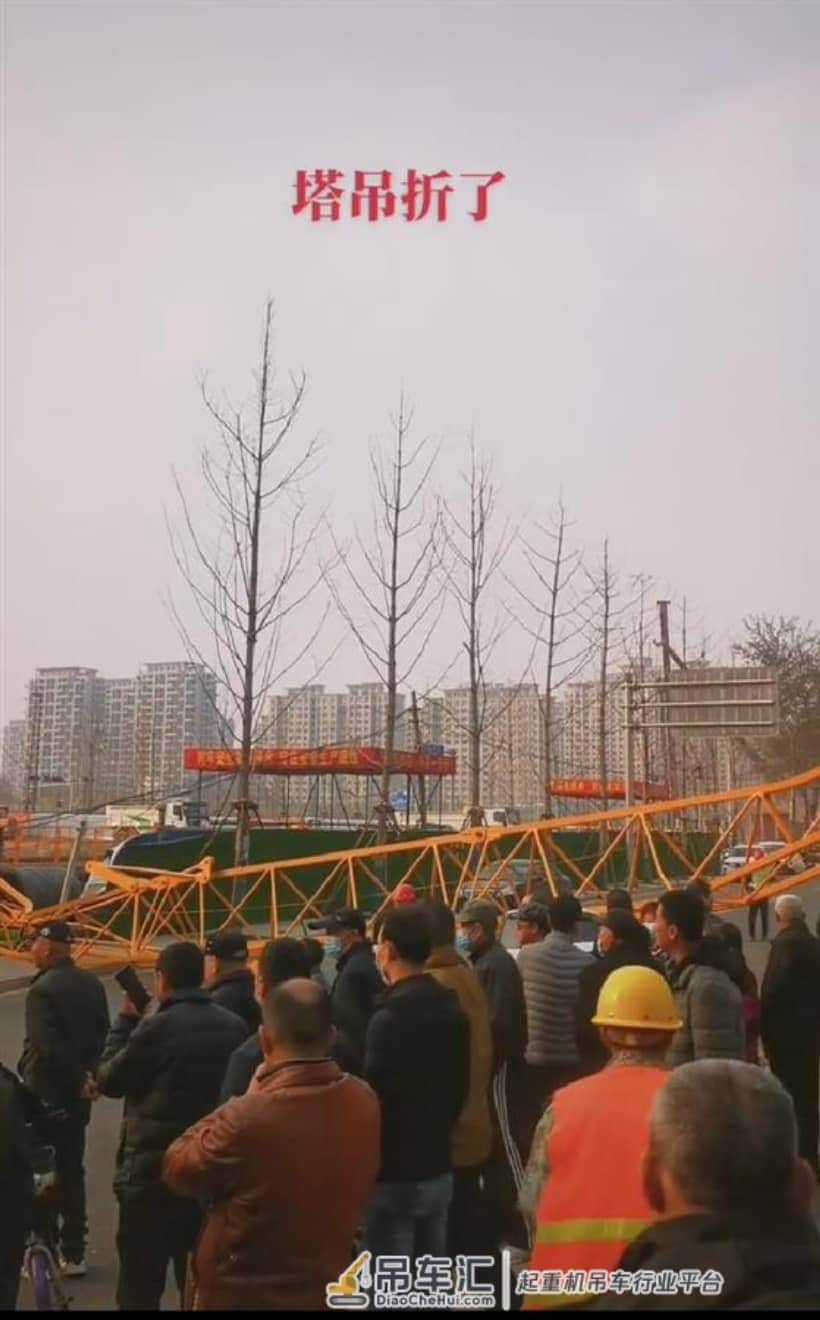 塔吊高空坠落砸瘪小汽车，目击者：车主刚下车躲过一劫