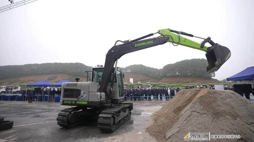 勇闯科技无人区 中联重科发布智能挖掘机器人 引领人机协同新未来