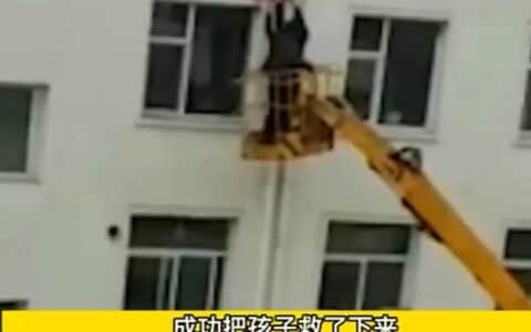 男子开吊车去救被困高楼的小孩。却刮到奥迪车，车主要3万八赔款