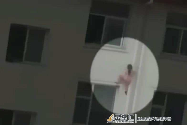 男子开吊车去救被困高楼的小孩。却刮到奥迪车,车主要3万八赔款