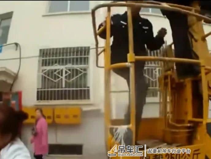 男子开吊车去救被困高楼的小孩。却刮到奥迪车,车主要3万八赔款