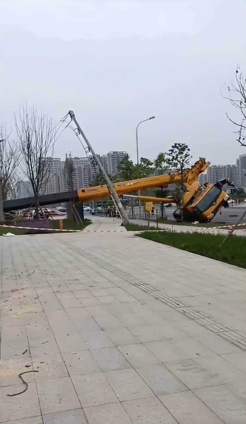 75t吊车不挂配重,全出臂趴平?这是个悲伤的故事