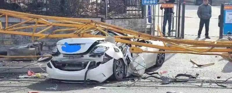 突发!山东济南一在建工地塔吊倒塌,路边多个车辆被砸!