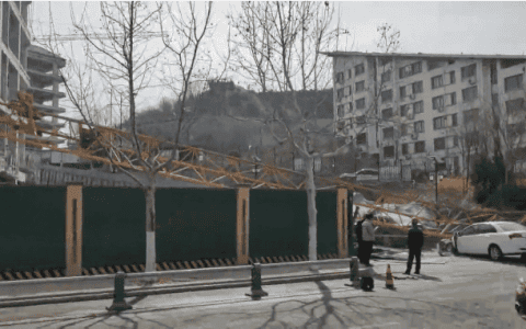 突发！山东济南一在建工地塔吊倒塌，路边多个车辆被砸！