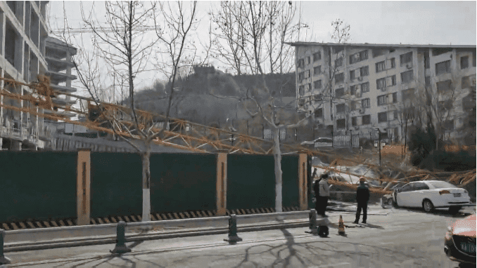 突发！山东济南一在建工地塔吊倒塌，路边多个车辆被砸！