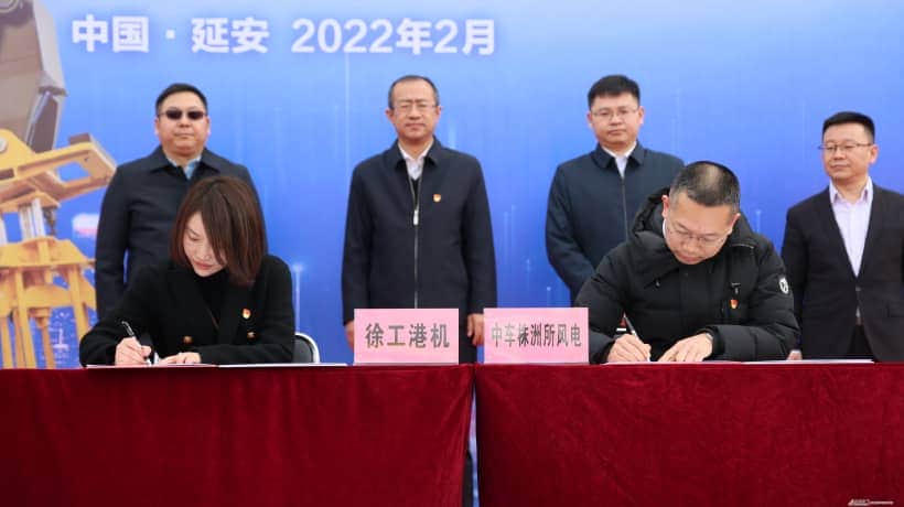 国产最大吨位正面吊成功交付!中车株洲所与徐工签署战略协议