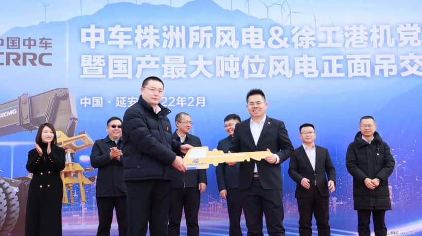 国产最大吨位正面吊成功交付!中车株洲所与徐工签署战略协议
