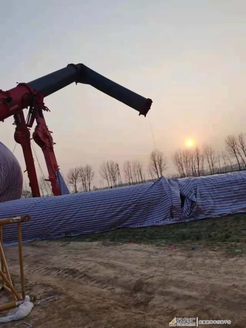 突发!2022开年最贵吊装事故!800吨吊车折臂倒下