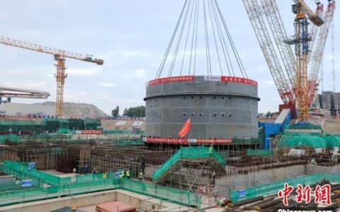 “玲龙一号”全球首堆钢制安全壳下部筒体吊装成功