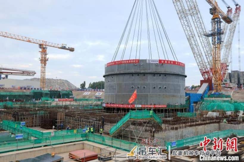 “玲龙一号”全球首堆钢制安全壳下部筒体吊装成功