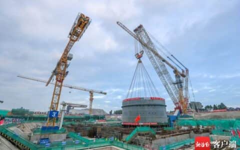昌江“玲龙一号”全球首堆钢制安全壳下部筒体吊装成功