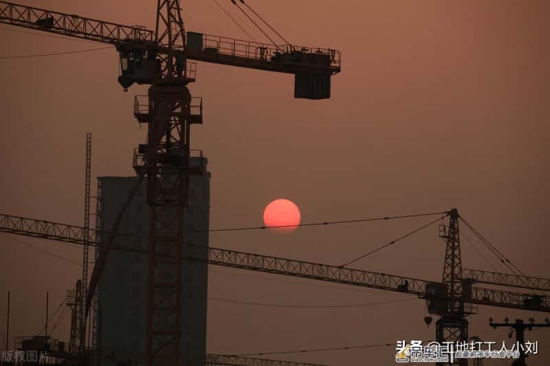 带你们了解 工地上安装一台塔吊到底需要多少钱