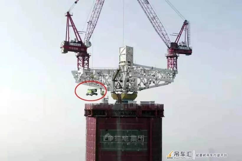 凌空展翅伸绿臂 中联重科智能高机ZA20JE“飞上”成都第一高楼