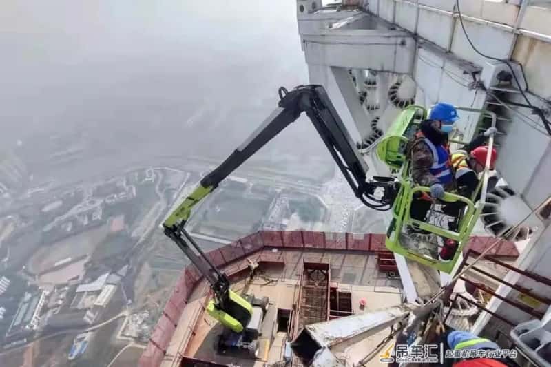 凌空展翅伸绿臂 中联重科智能高机ZA20JE“飞上”成都第一高楼